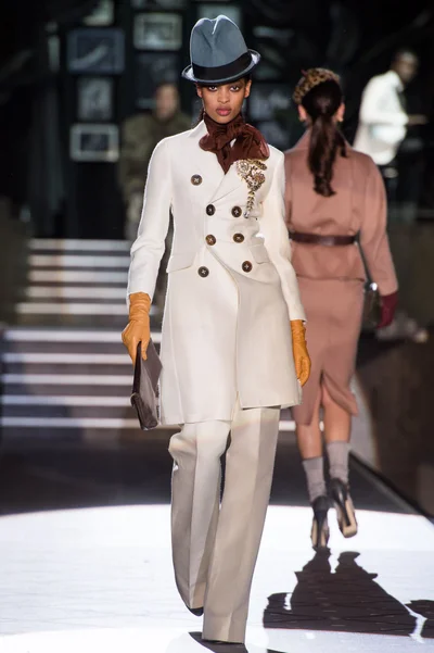 Look 19